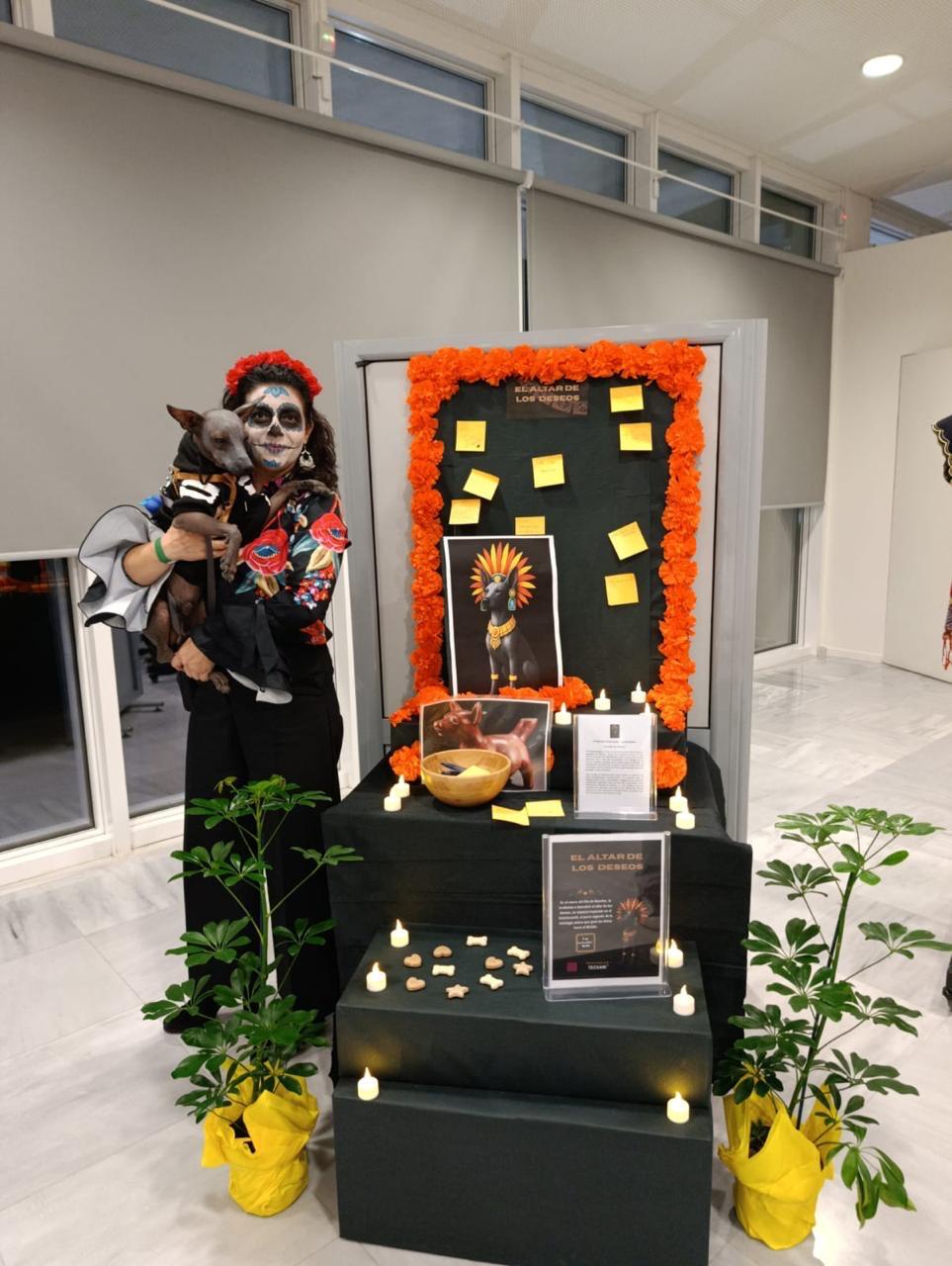 El xoloitzcuintle Tecuani Ramírez con su atuendo inspirado en el dios Mictlán