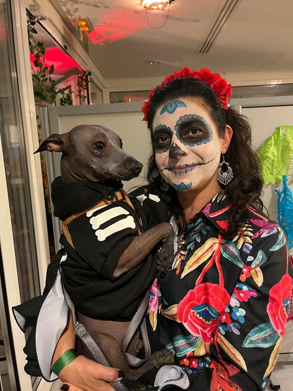 Danay y el xoloitzcuintle Tecuani Ramírez frente al Altar de los Deseos en Atenas